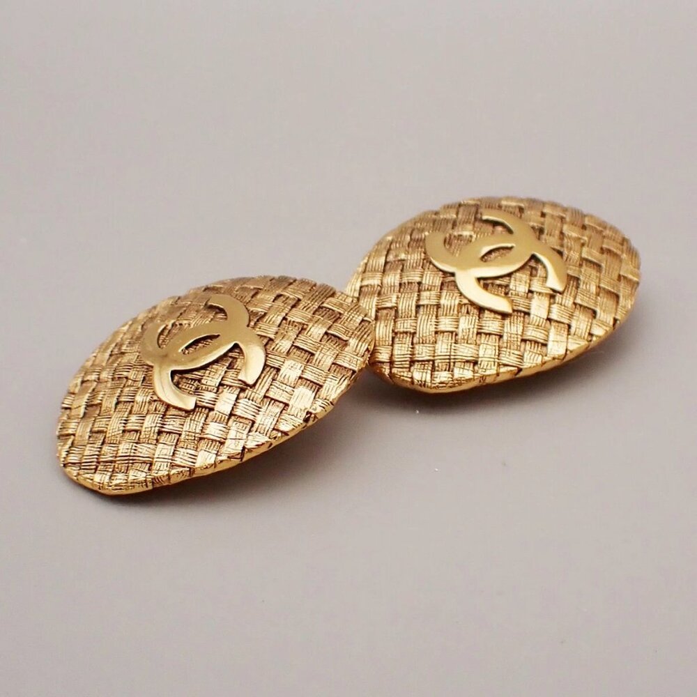 CHANEL CC Logo Oval Button Earrings 29 Clip-On Gold GHW France Vintage - Picture 12 of 13